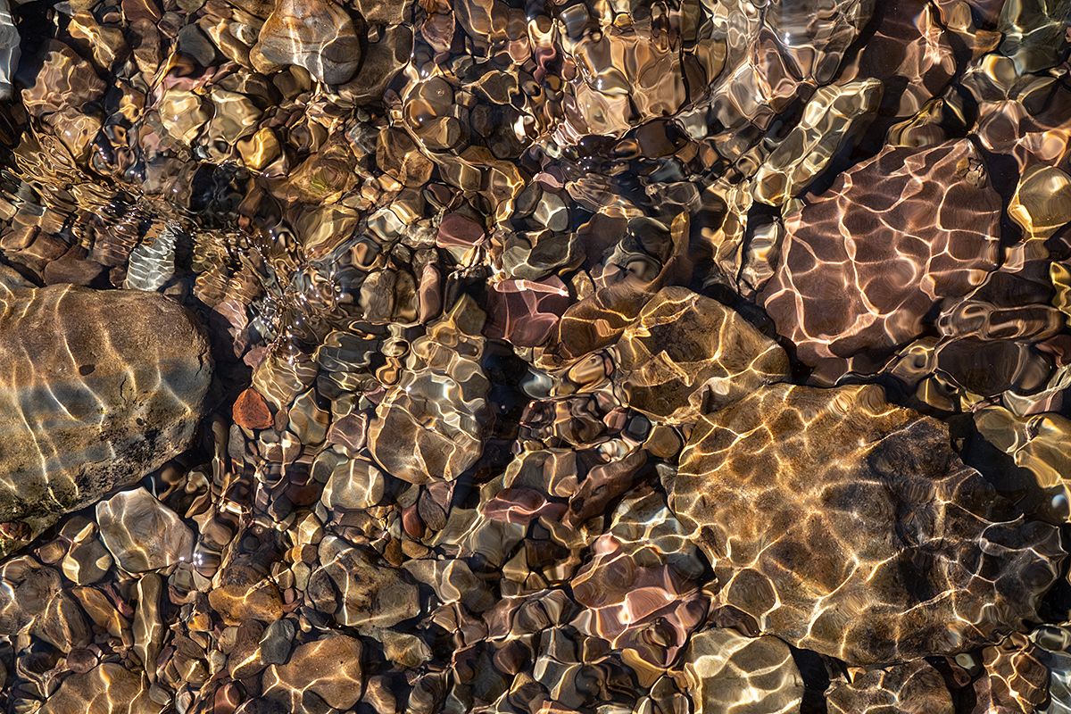 Bild: Steine in einem Bach bei Sonnenschein