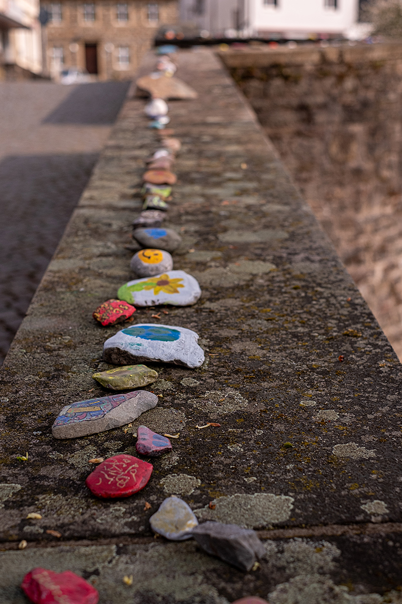 Bild: Bemalte Steine in Corona-Zeit