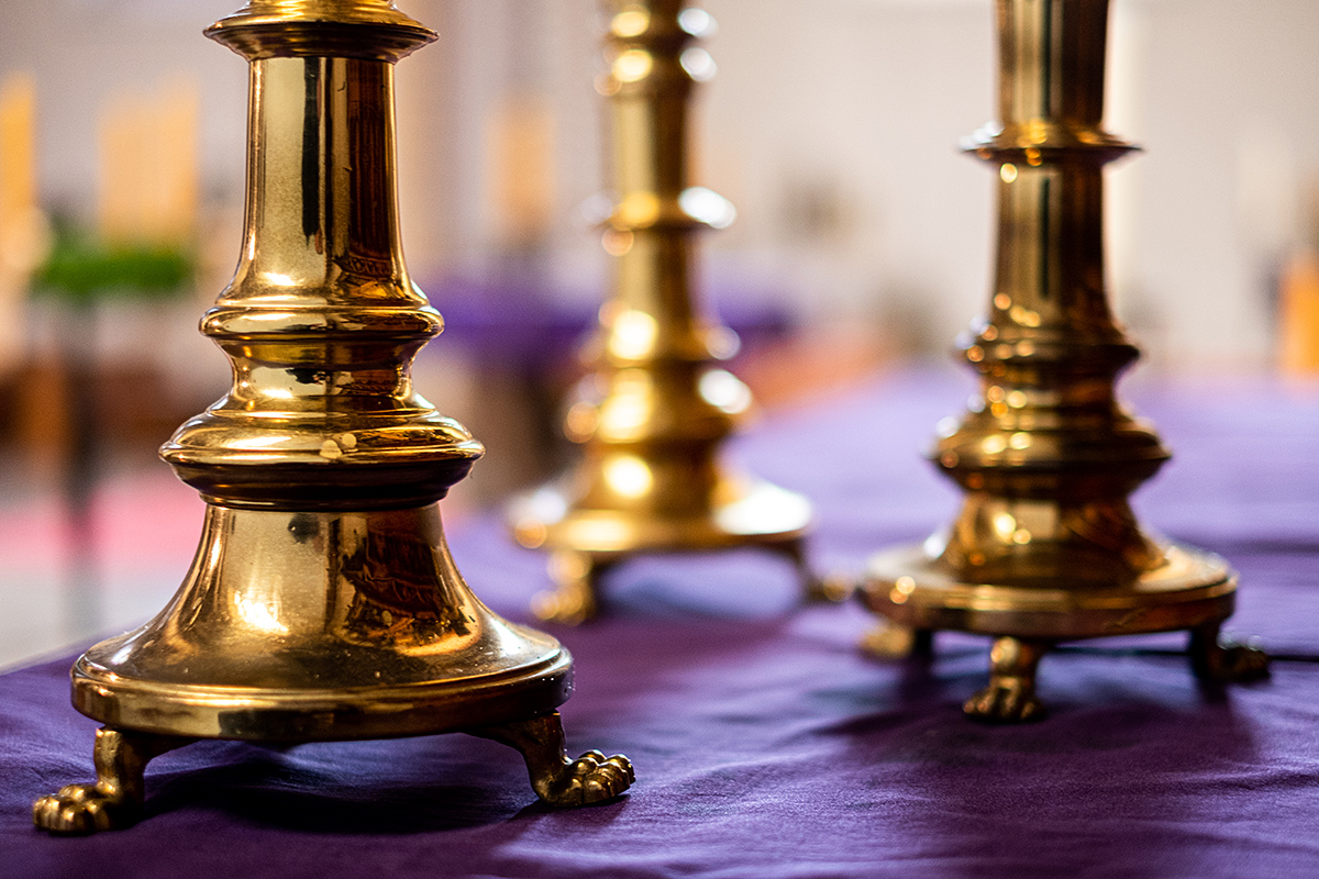 Bild: Kerzenleuchter in einer katholischen Kirche