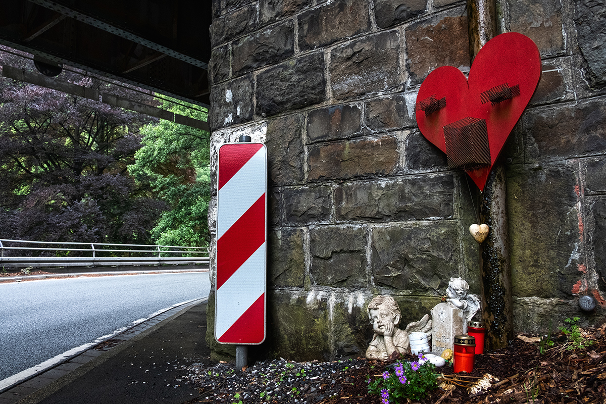 Bild: Gdenken an einen Todesfall an einer Landstraße (B54)