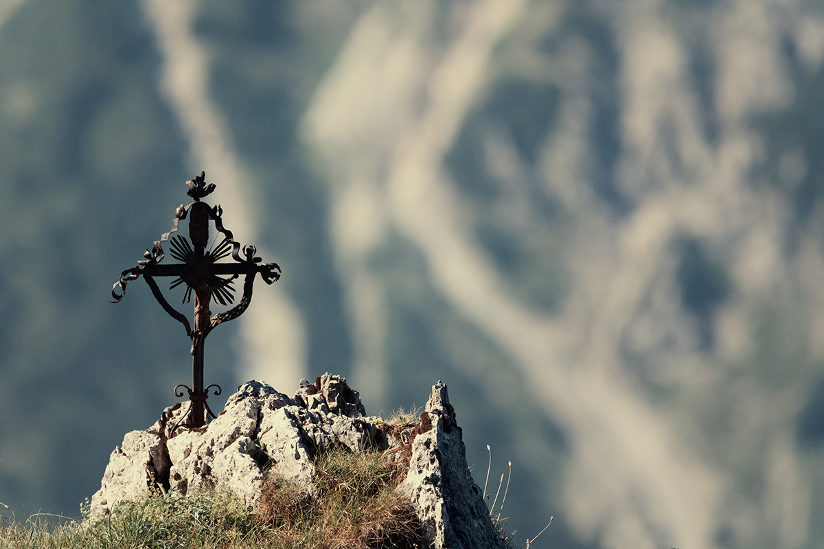 Bild: Kreuz auf einem Berg in den Alpen (Tannheimer Tal, Tirol, Österreich)