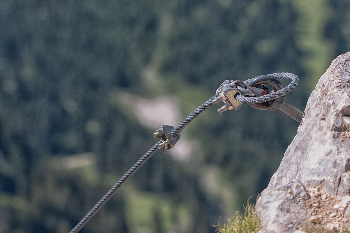 Bild: Drahtseil an einem Klettersteig in den Alpen