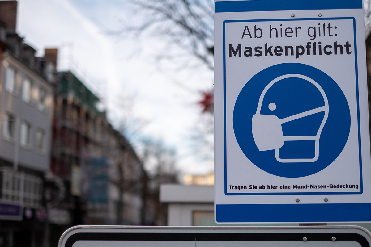 Bild: Schild: Maske tragen in Coronazeiten