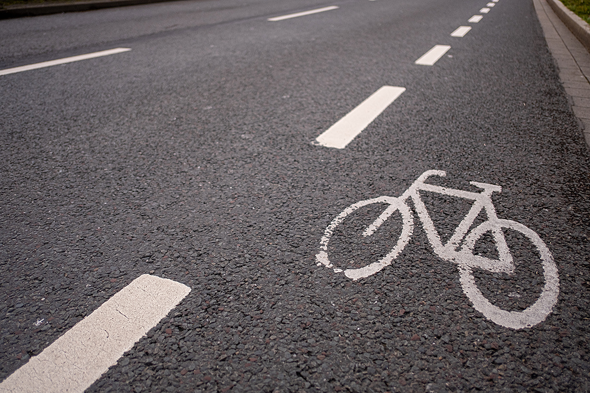 Bild: Markierung auf einer Straße: Fahrradweg