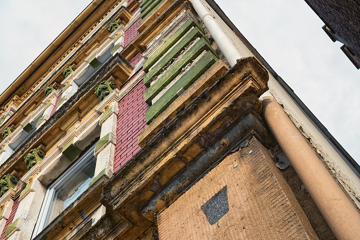 Bild: Altes, buntes Wohnhaus