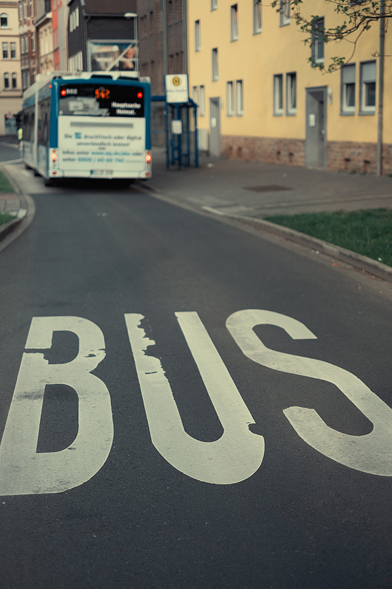 Bild: Busspur: Durchfahrt nur für Linienbusse