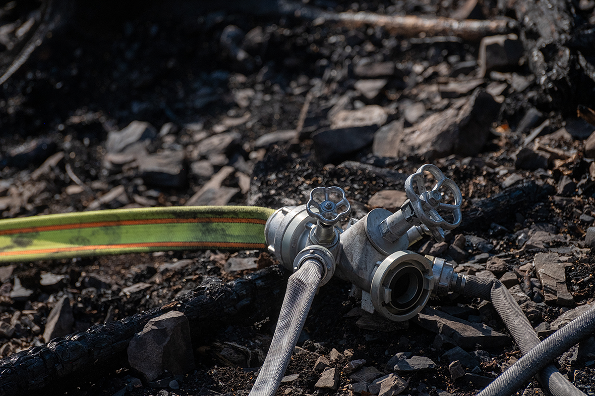 Bild: Verteiler für Wasserschläuche der Feuerwehr bei einem Waldbrand