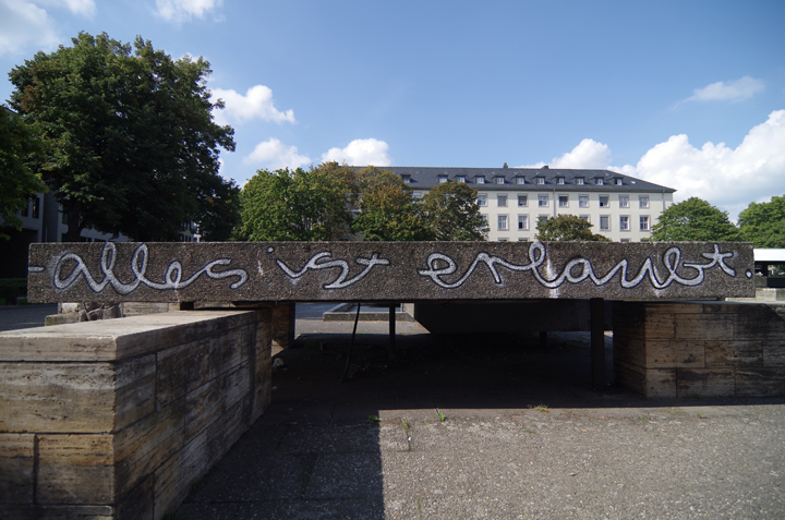 Bild: Schriftzug: Alles ist erlaubt