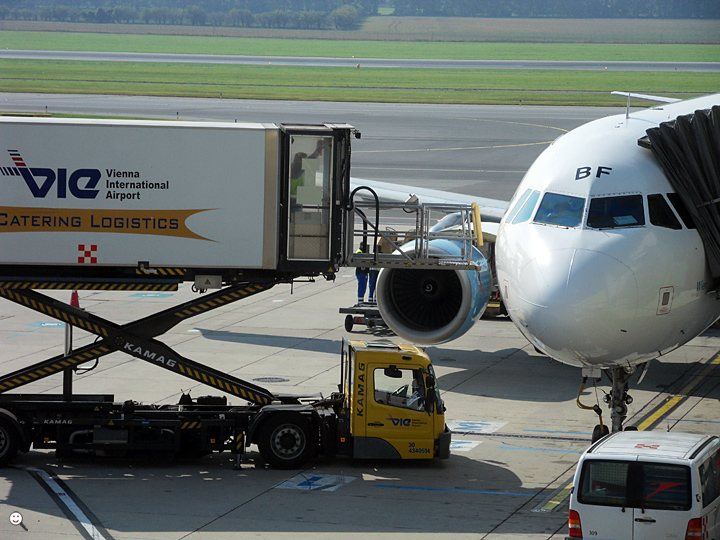 Bild: Flughafen (Düsseldorf): Flugzeug vor dem Start - Catering (Versorgung mit Lebensmitteln für die Reisenden)