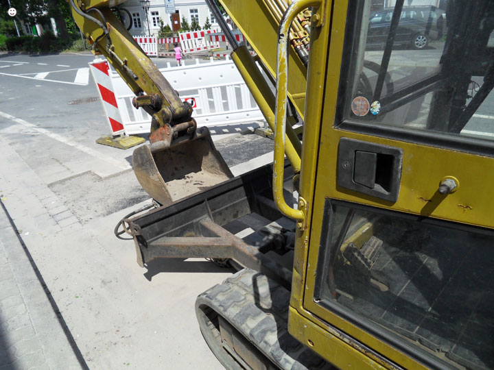 Bild: Straßenbaustelle: Minibagger