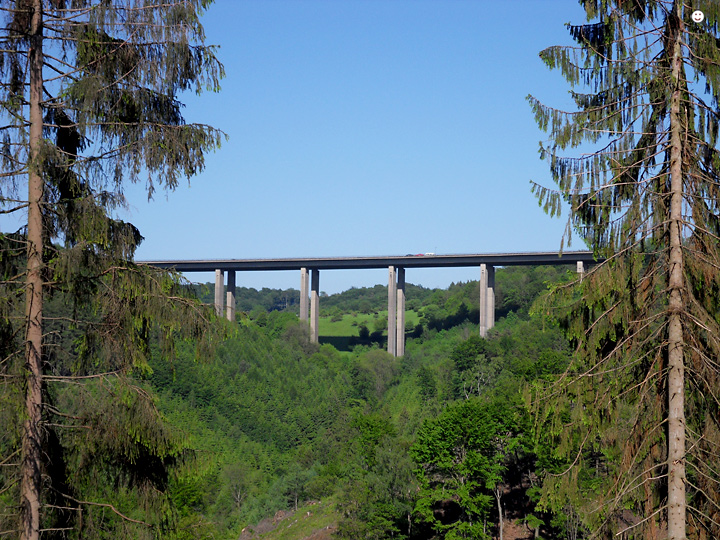 Bild: Brücke der Autobahn 45