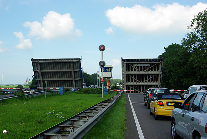 Bild: Hubbrücke an einer Autobahn in Friesland/Niederlande (zur Durchfahrt größerer Schiffe)