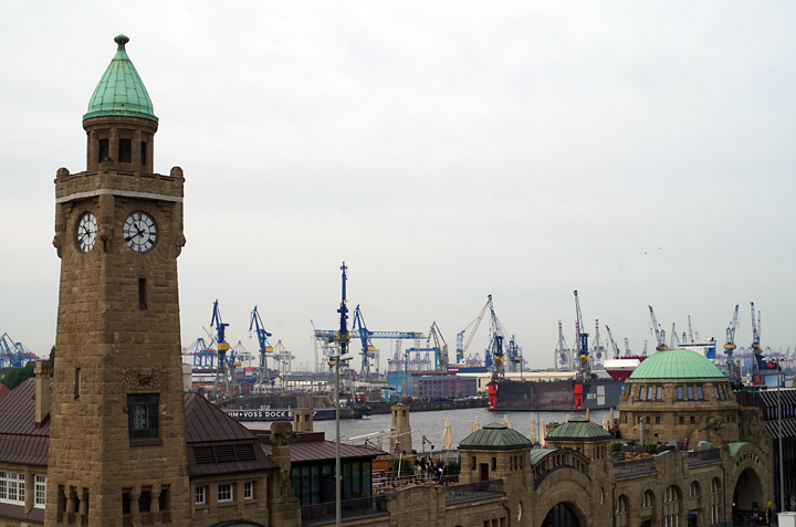 Bild: Hamburg: Hafen, im Vordergrund der Pegelturm