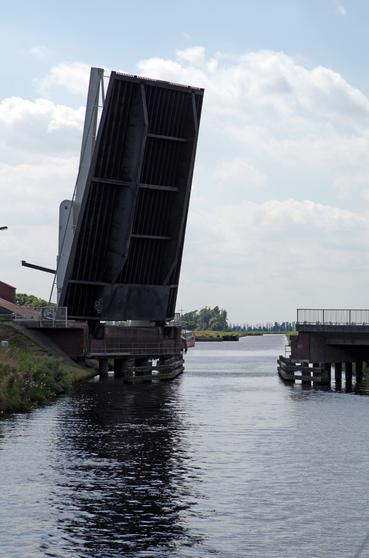 Bild: Klappbrücke (Ostfriesland): Ems-Jade-Kanal