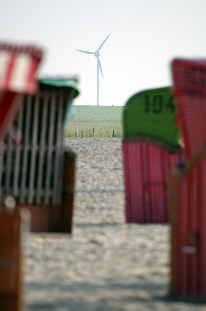 Bild: Strand und Windrad