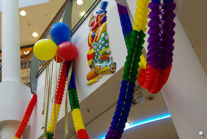 Bild: Karnevalsschmuck im Einkaufszentrum