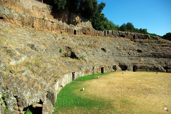 Bild: Amphitheater in Sutri (2000 Jahre alt), Mittelitalien