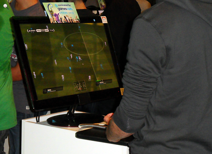 Bild: Spielen am Computer: Fußball (Spielemesse gamescom 2010)