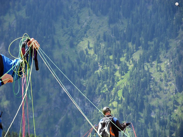 Bild: Paragleiter: Vorbereitungen 