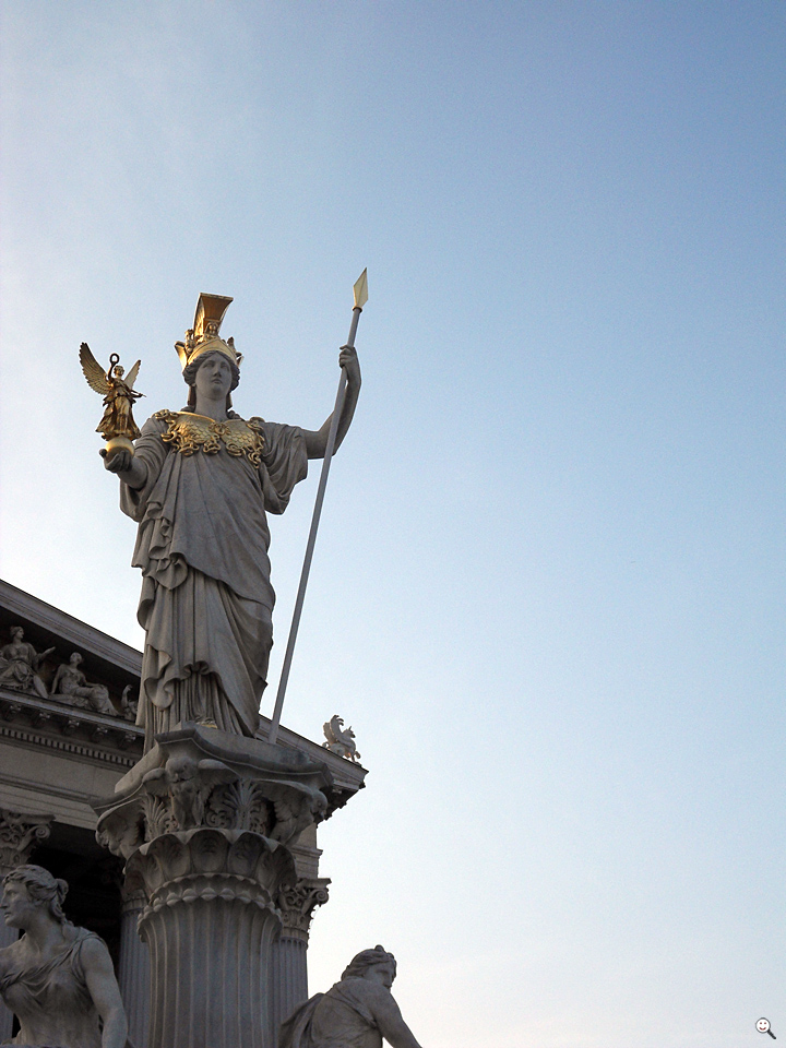 Bild: Wien (Hauptstadt Österreichs): Göttin der Weisheit, Pallas Athene, vor dem Parlamentsgebäude 