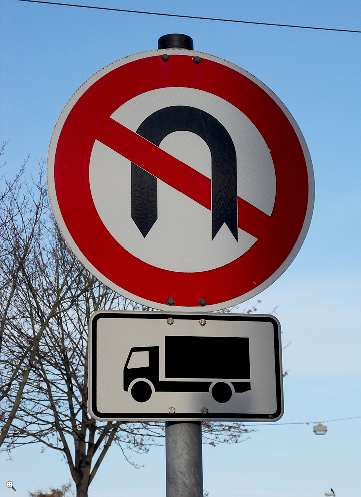 Bild: Verkehrsschild: Wenden verboten (nur für LKW)