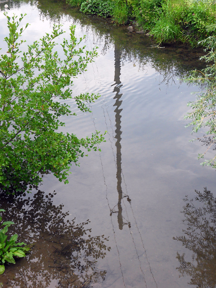 Bild: Spiegelung im Fluss: Strommast