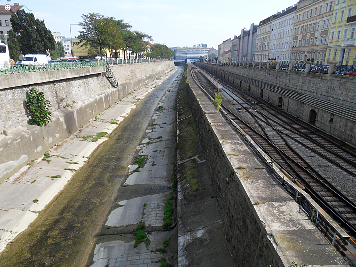 Bild: Wien (Hauptstadt Österreichs): Fluss "Wien" und U-Bahn