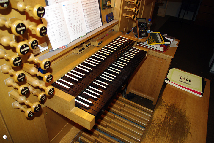Bild: Kirchenorgel (links die Register, daneben die Klaviaturen oder Manuale)