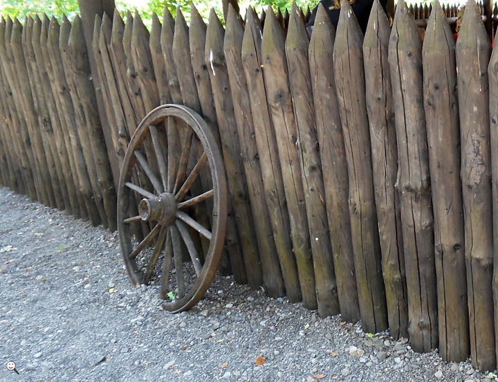 Bild: Zaun und Wagenrad