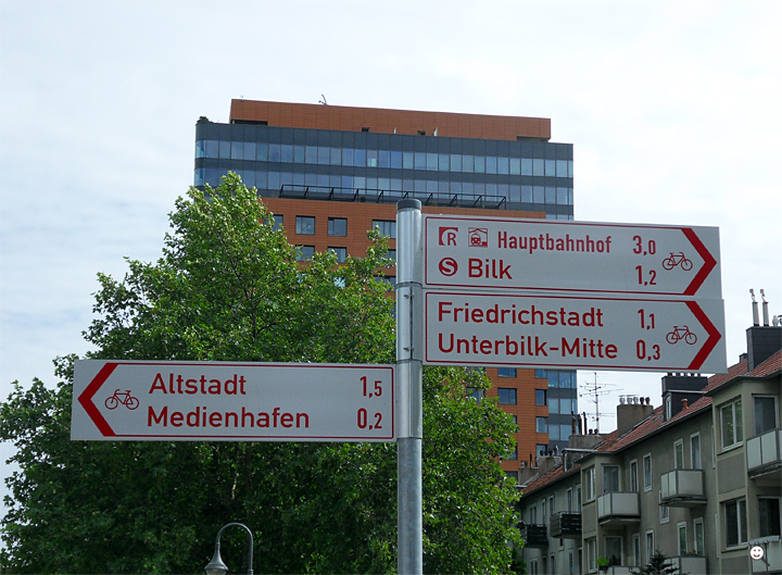 Bild: Richtungsschilder für Fahrradfahrer