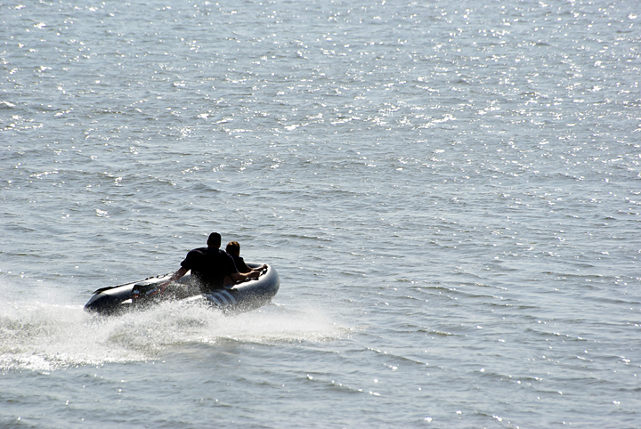 Bild: Schlauchboot mit Motor