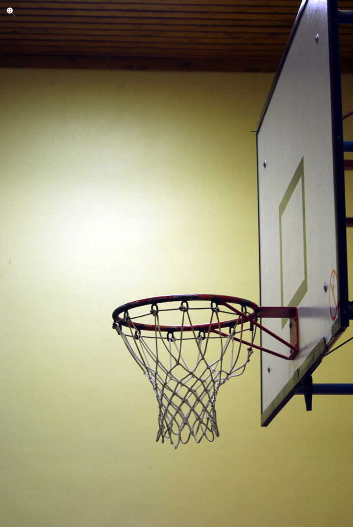 Bild: Basketball-Korb in einer Schulhalle