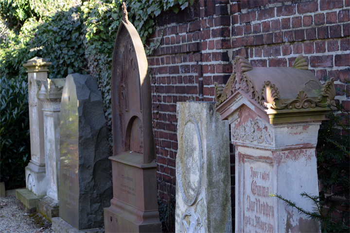 Bild: Friedhof: Grabsteine