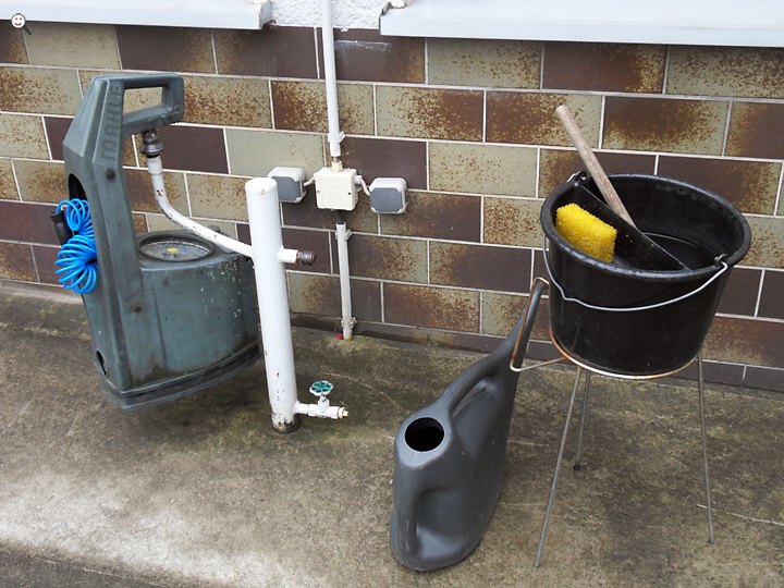 Bild: Tankstelle: Luftdruck, Kühlwasser, Scheiben säubern