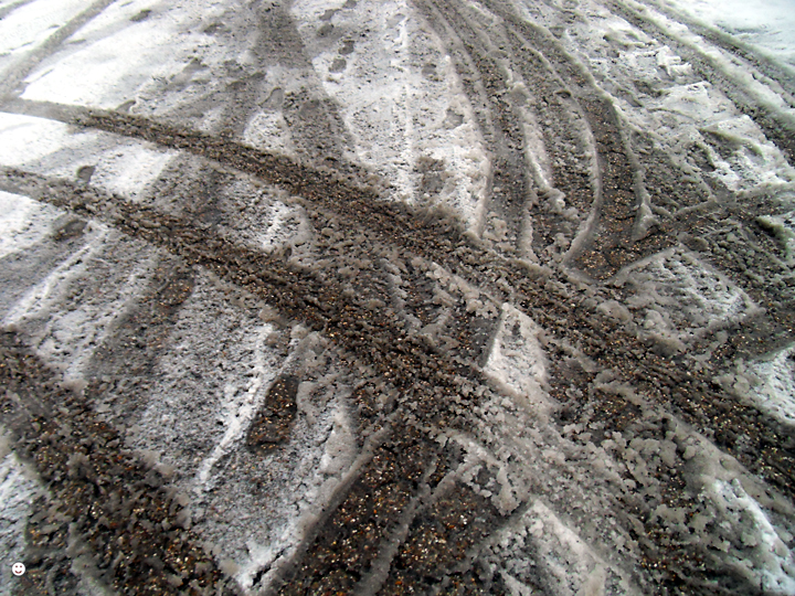 Bild: Spuren von Autoreifen im Schnee (Matsch)