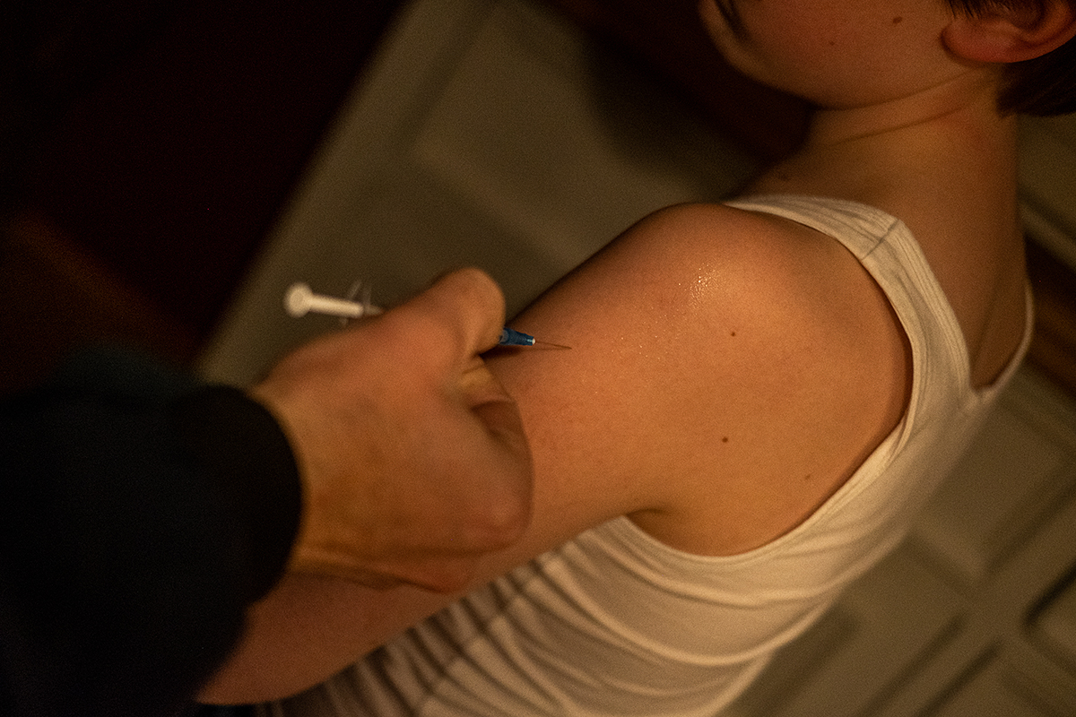 Bild: Impfung eines Kindes gegen Corona