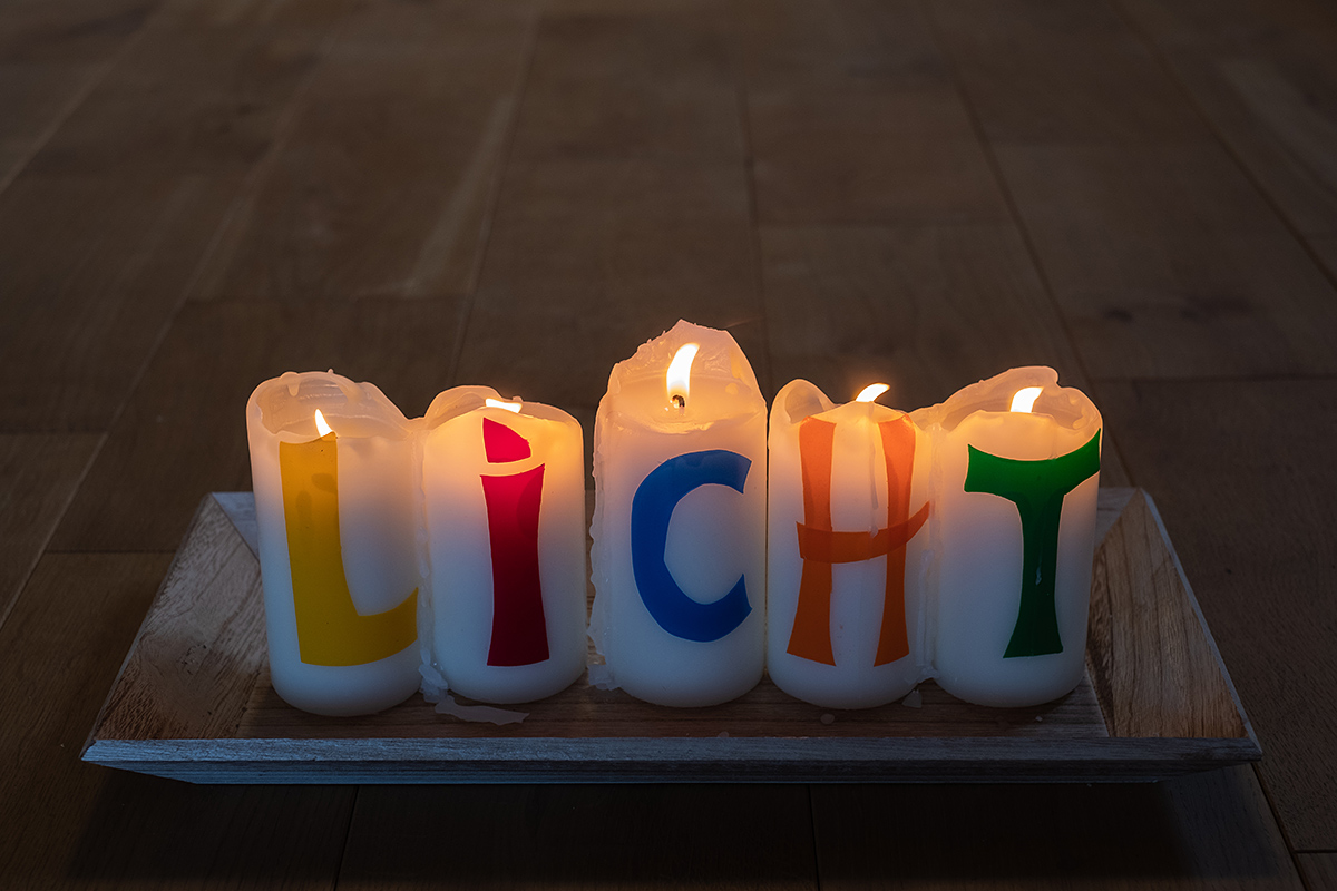 Bild: Fünf Kerzen mit Schriftzug: LICHT