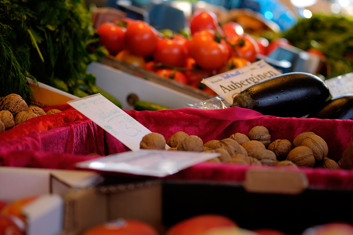 Bild: Nüsse kaufen und verkaufen auf dem Markt