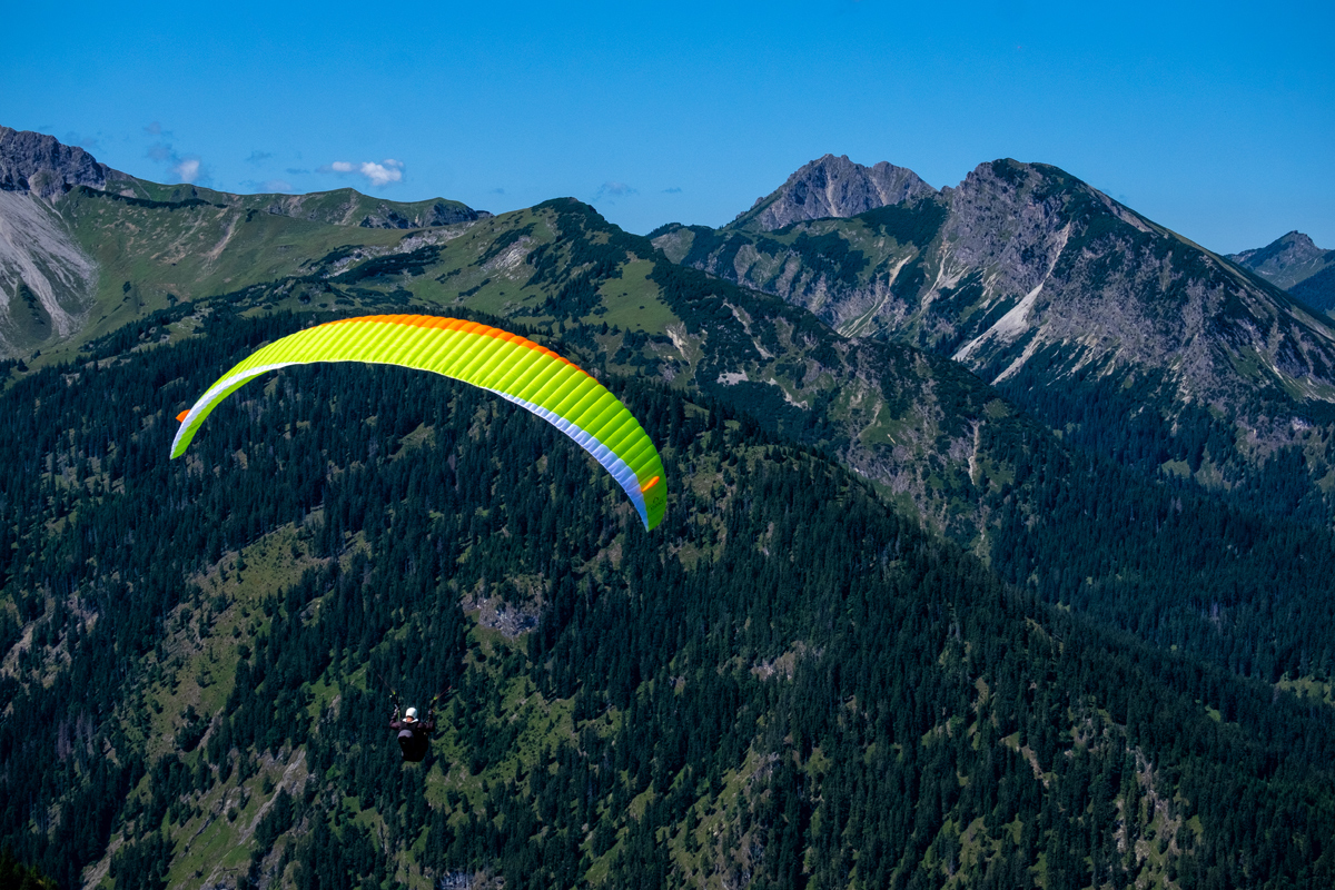 Bild: Paraglider am Berg Neunerköpfle (Tirol, Österreich)