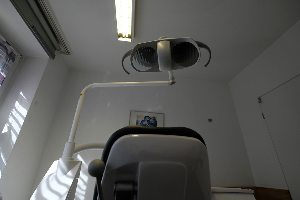 Bild: Stuhl und Lampe in einer Zahnarztpraxis